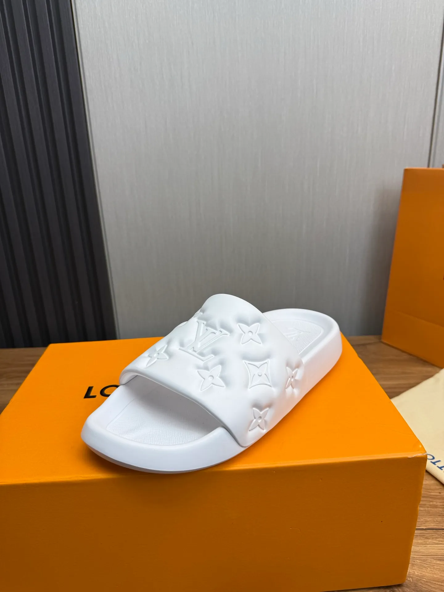 Men's shoes 💰260💰 ▪️LV's popular Little Red Book popular slippers hot sale: 1 shipment✅ Super textured and comfortable slippers, original TPU outsole. Authentic counter box drawer box packaging 🎁Size 38-45